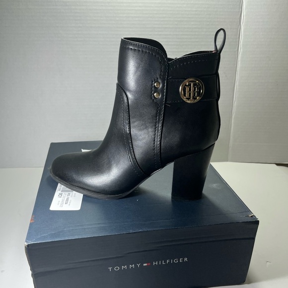 Daciee Bootie (Women)
Tommy Hilfiger - Picture 5 of 9